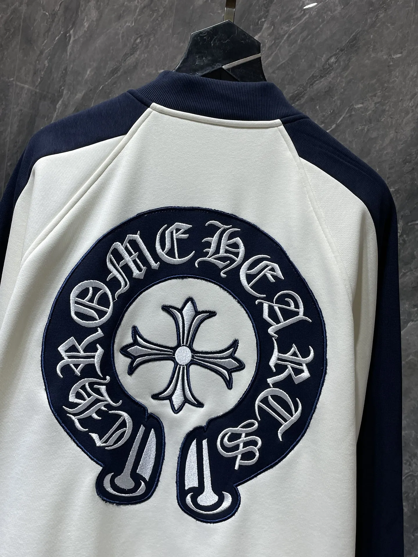P436 Chrome Hearts 🍁Winter clothing is here🍁New Year's clothing Sanskrit cross woolen leather sleeves spliced ​​baseball embroidered cotton clothing Heavy embroidery➕Double sleeve splicing special technology Counter synchronization, heavy industry! ! Customized version of thickened woolen fabric, silk lining, customized version of hardware, not the ordinary version on the market! ! 🌈Recommended colors: black and white stitching 🌈Code numbers: S, M, L, XL